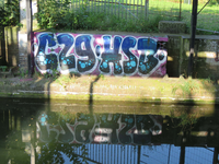 833781 Afbeelding van graffiti met de tekst 'CZG . HSB', onder de niet meer gebruikte hefbrug over de Kruisvaart te Utrecht.